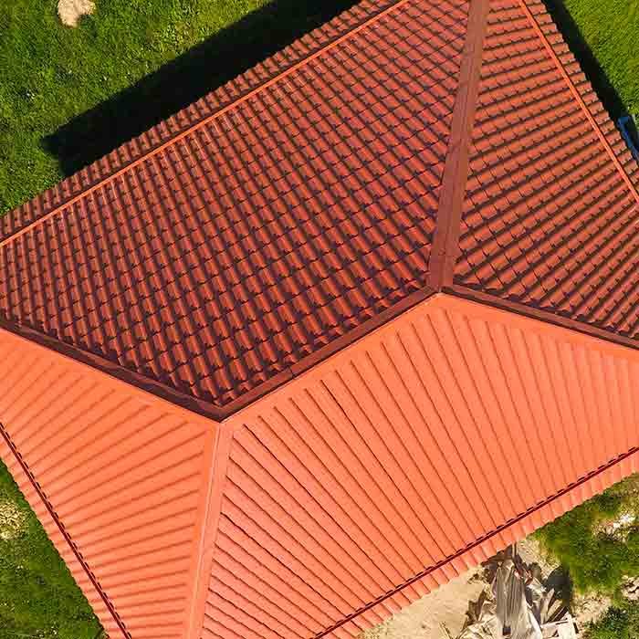 toit-tuile-700 ravalement façades,couverture charpente isolation ravalement,gouttières zinc et PVC,toits en tuiles ardoises shingle bac acier,couvreur traditionnel,SG Rénov Pro 36 couvreur