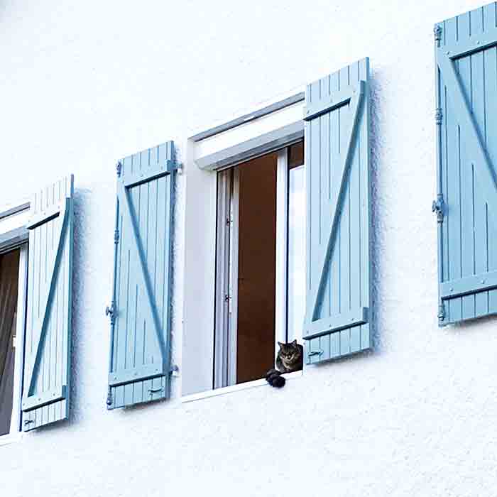 volets-bleus-700 ravalement façades,couverture charpente isolation ravalement,gouttières zinc et PVC,toits en tuiles ardoises shingle bac acier,couvreur traditionnel,SG Rénov Pro 36 couvreur